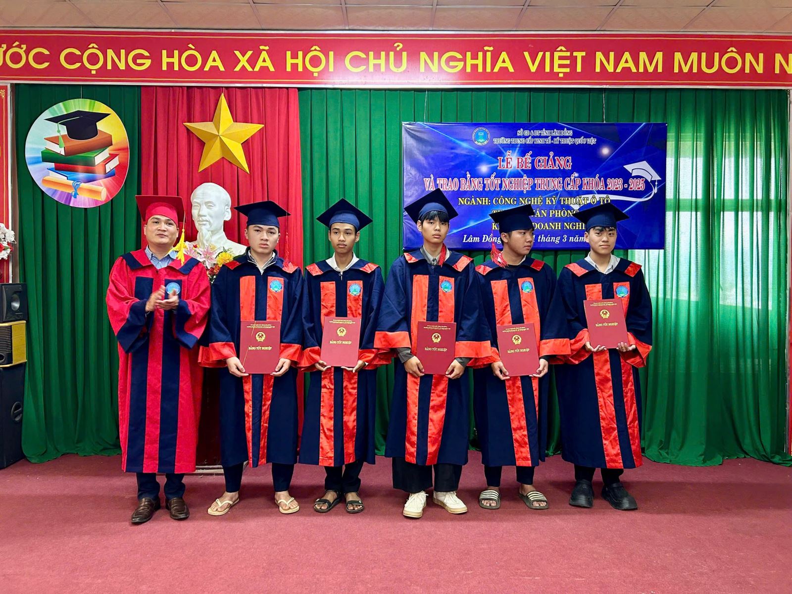 RỘN RÀNG LỄ BẾ GIẢNG VÀ TRAO BẰNG TỐT NGHIỆP KHÓA 2023 – 2025